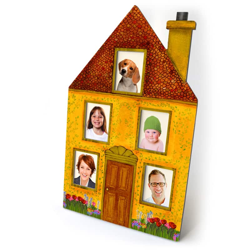 מסגרת מקרטון בצורת בית ובה 5 תמונות משפחה